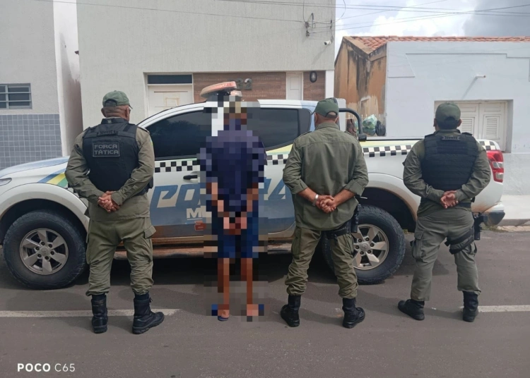 Homem com mandado de prisão aberto por roubo é preso dentro do Fórum de Jaicós