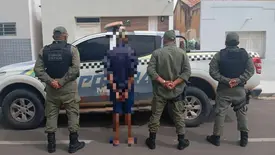 Homem com mandado de prisão aberto por roubo é preso dentro do Fórum de Jaicós (Foto: Divulgação/PMPI)