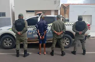 Homem com mandado de prisão aberto por roubo é preso dentro do Fórum de Jaicós (Foto: Divulgação/PMPI)