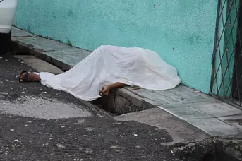 Homem é executado a tiros na porta da casa da namorada na zona Norte de Teresina