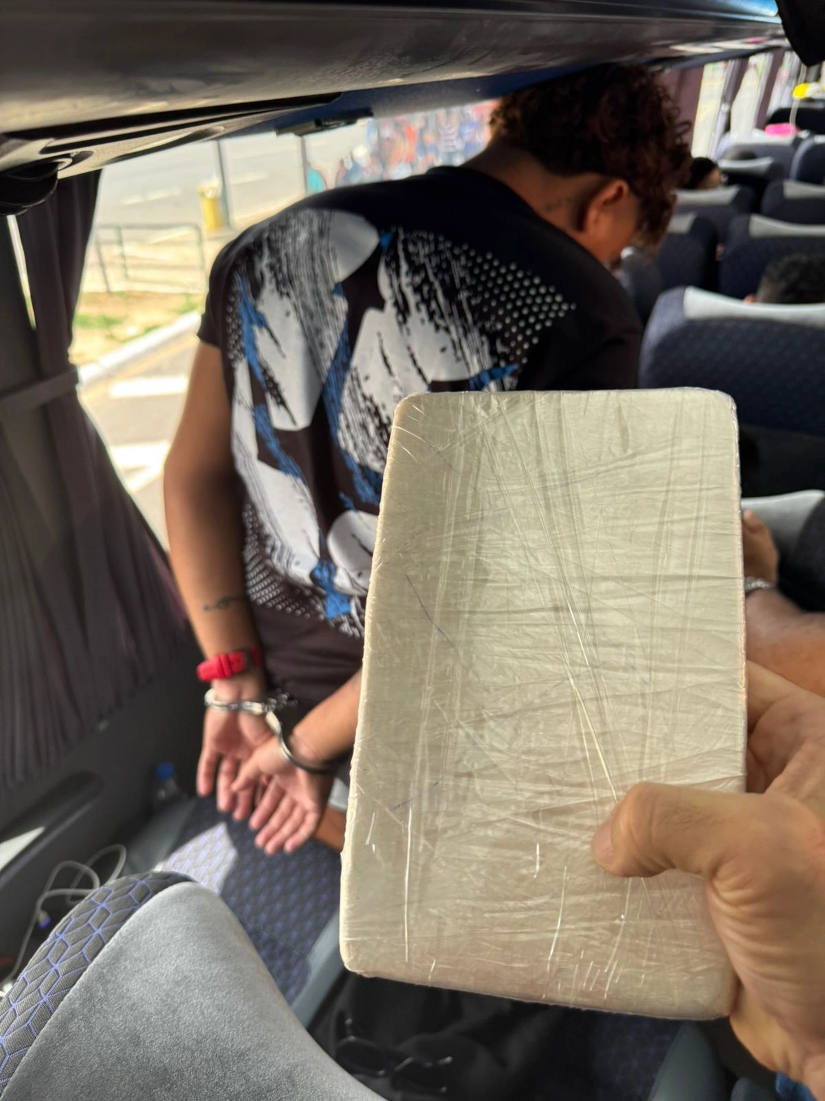 Homem é preso com 1 kg de crack dentro de ônibus interestadual em Teresina