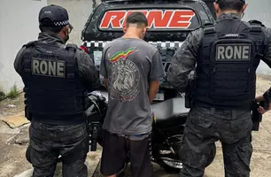 Homem é preso com motocicleta roubada durante patrulhamento em Teresina (Foto: Divulgação/PMPI)