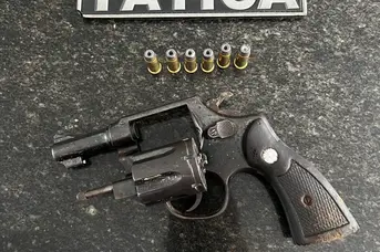 Homem é preso com revólver raspado após fuga em Campo Maior