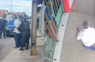 Homem em surto foi contido após confusão no comércio da zona Norte de Teresina (Foto: Reprodução)