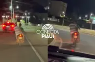 Homem na garupa de moto por pouco não cai em rua de São Raimundo Nonato