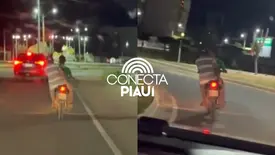 Homem na garupa de moto por pouco não cai em rua de São Raimundo Nonato (Foto: Reprodução)