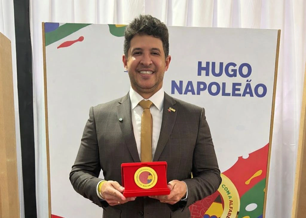 Hugo Napoleão conquista Selo Ouro nacional e se destaca na educação