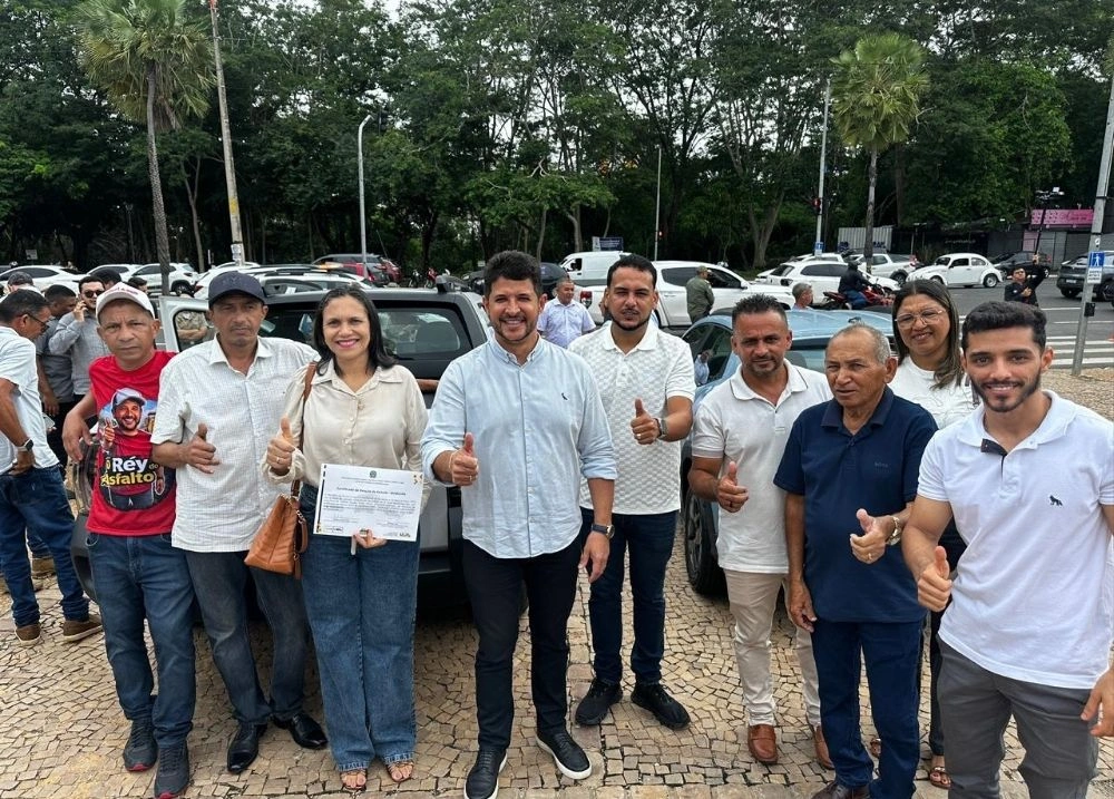Hugo Napoleão recebe van e carros zero para reforçar assistência social