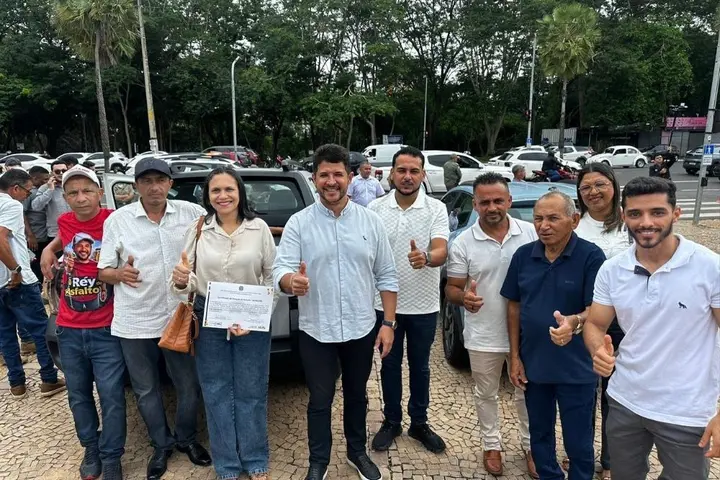 Hugo Napoleão recebe van e carros zero para reforçar assistência social