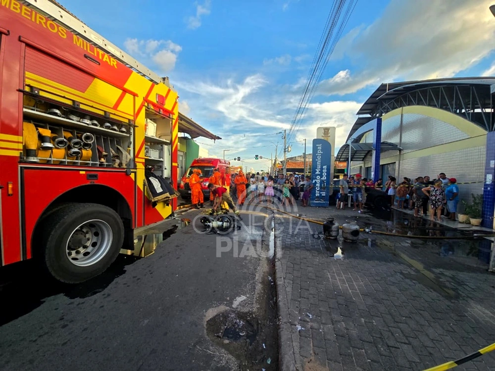 Incêndio destrói box no mercado do bairro São Joaquim, na zona Norte de Teresina