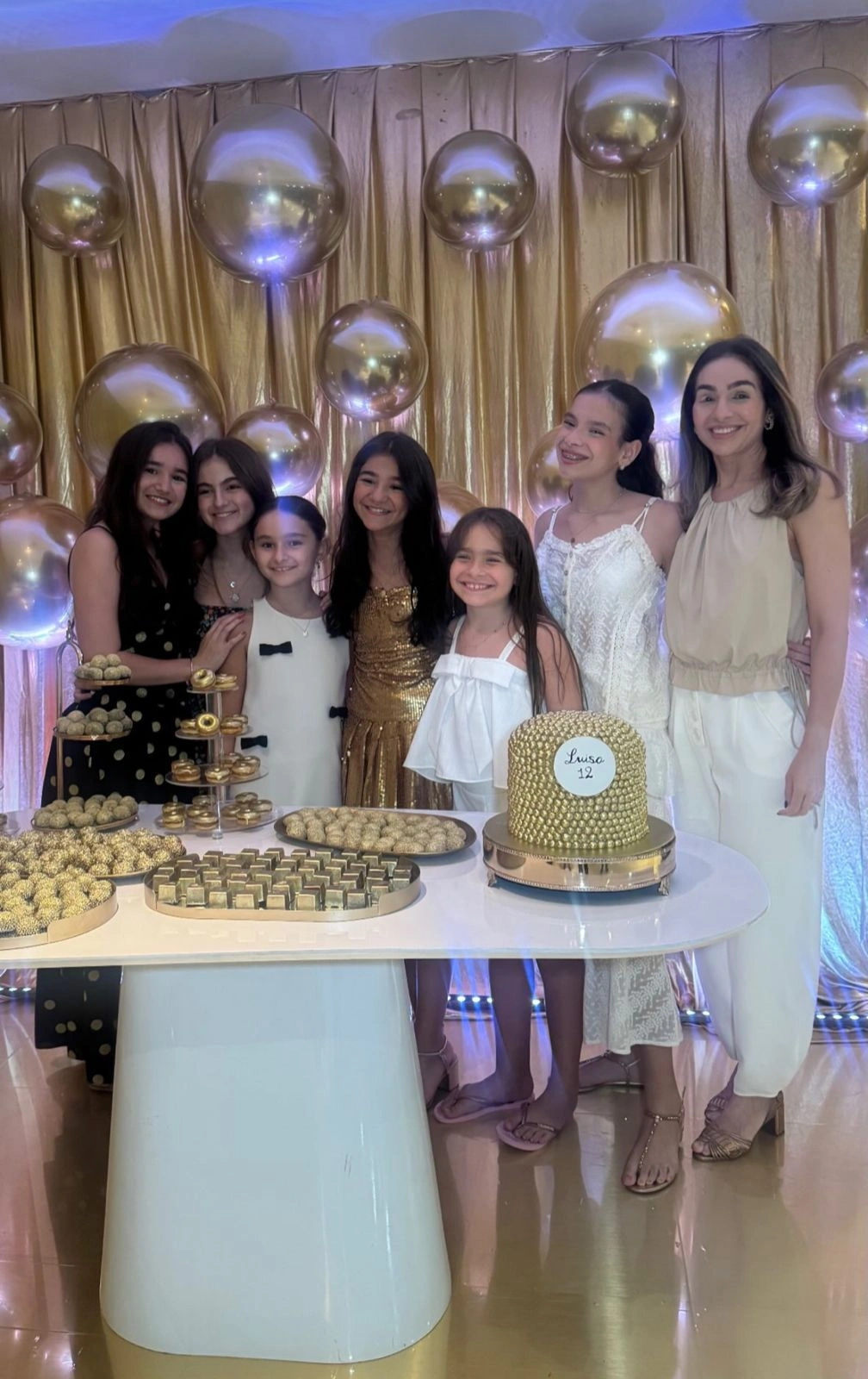 Isabel Fonteles com filhas e sobrinhas em noite de celebração em família