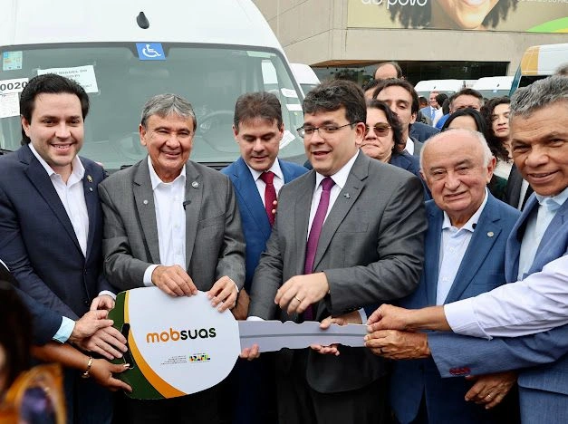 Júlio César reforça municipalismo com entrega de 36 veículos em Teresina