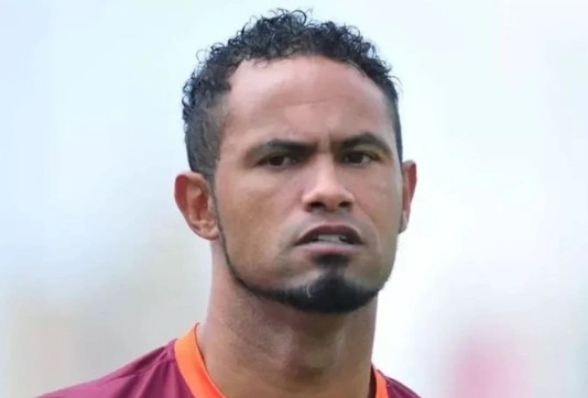 Justiça determina retorno de goleiro Bruno à prisão após descumprimento de regra