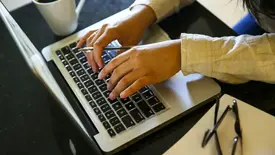 Mais de 30% dos profissionais relatam dificuldade em separar trabalho e vida no homeoffice. (Foto: Reprodução/ Google)