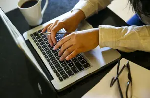 Mais de 30% dos profissionais relatam dificuldade em separar trabalho e vida no homeoffice. (Foto: Reprodução/ Google)