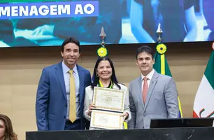 Marden Menezes homenageia Íris Moreira na Alepi pelo Dia da Mulher (Foto: Reprodução)