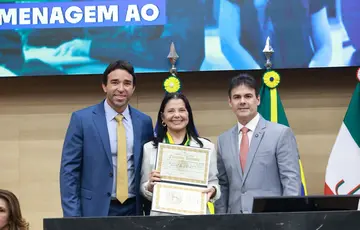 Marden Menezes homenageia Íris Moreira na Alepi pelo Dia da Mulher