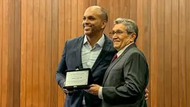 Médico Neurocirurgião Benjamim Pessoa Vale recebe homenagem durante Congresso (Foto: Instagram)
