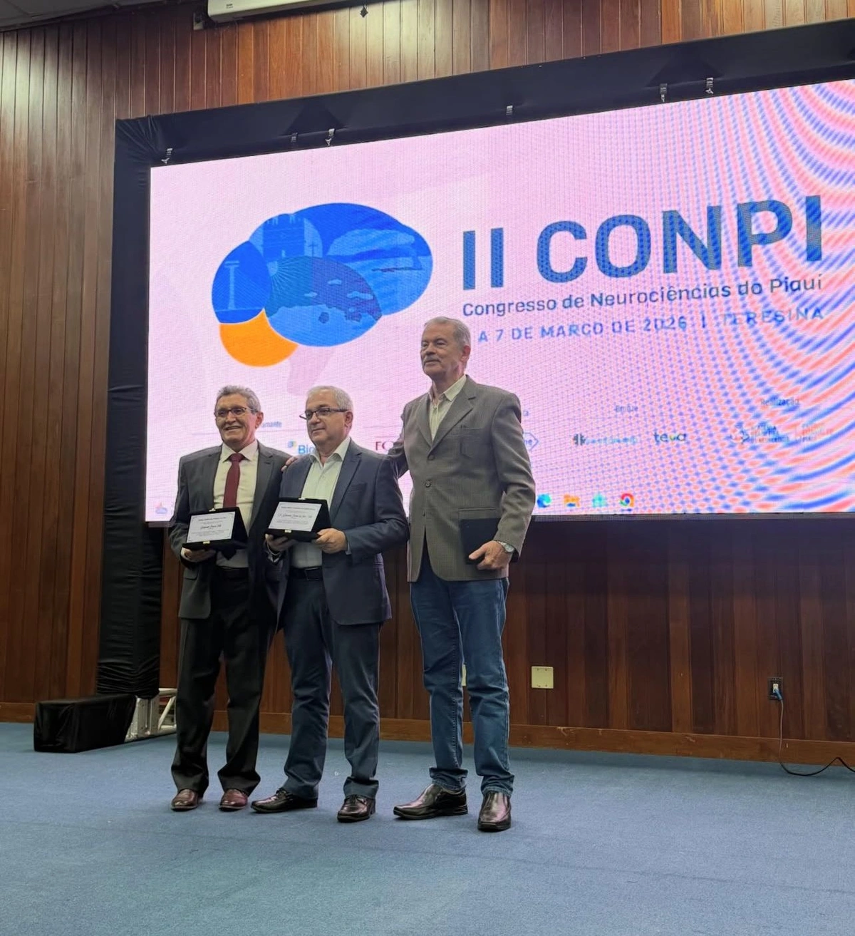 Médico Neurocirurgião Benjamim Pessoa Vale recebe homenagem durante Congresso