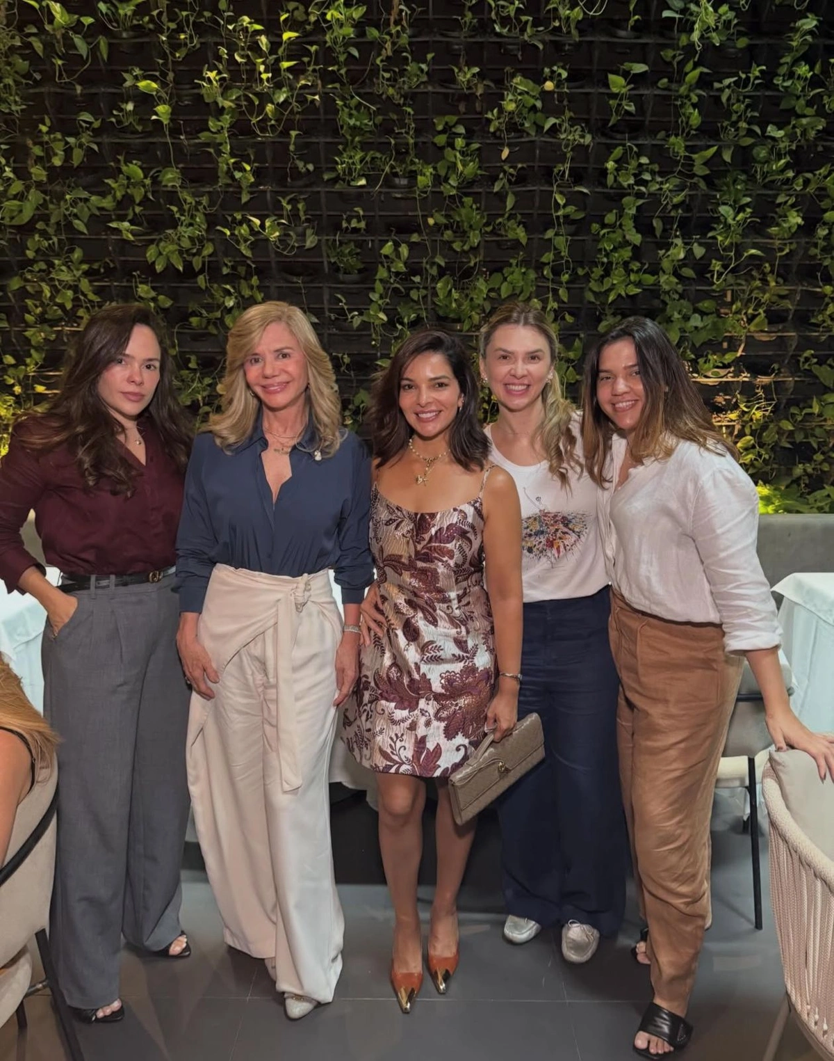 Michelle Alves celebra aniversário com amigas em noite de festa e badalação