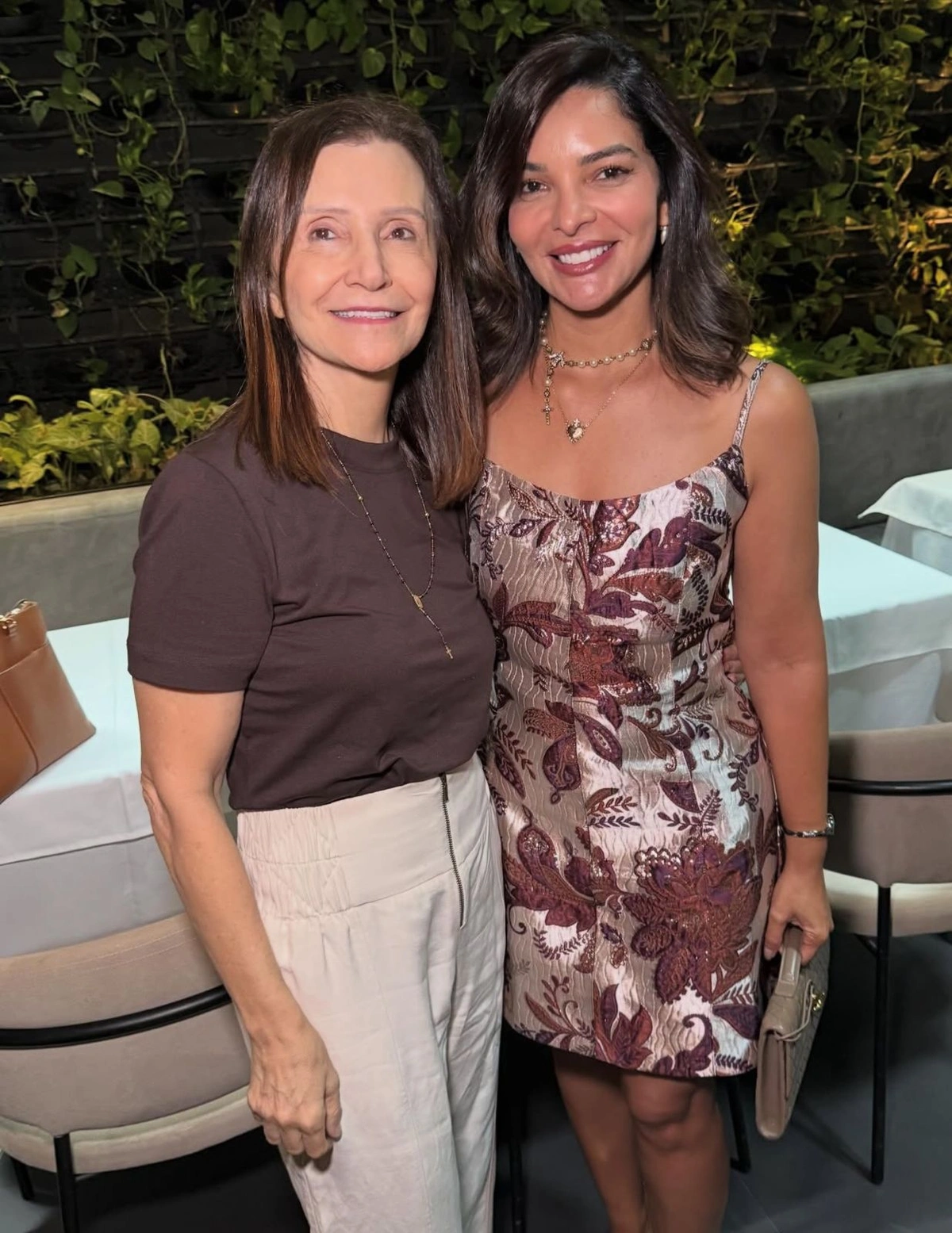 Michelle Alves celebra aniversário com amigas em noite de festa e badalação