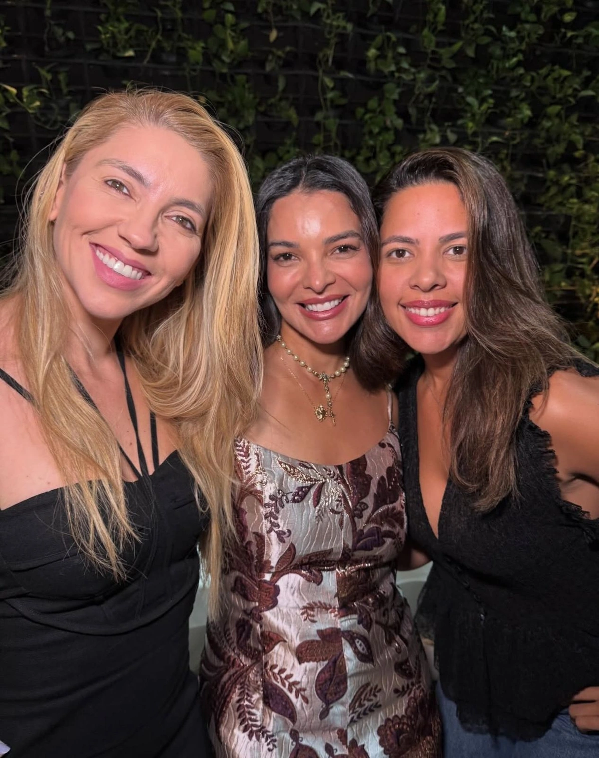 Michelle Alves celebra aniversário com amigas em noite de festa e badalação