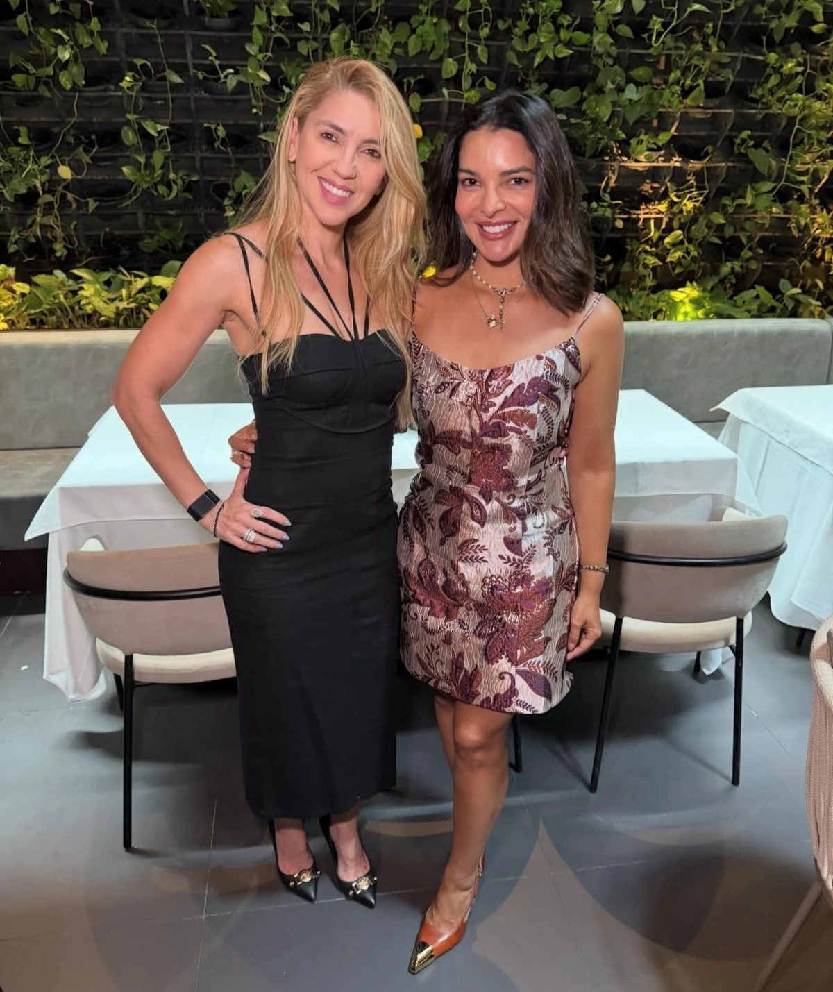 Michelle Alves celebra aniversário com amigas em noite de festa e badalação