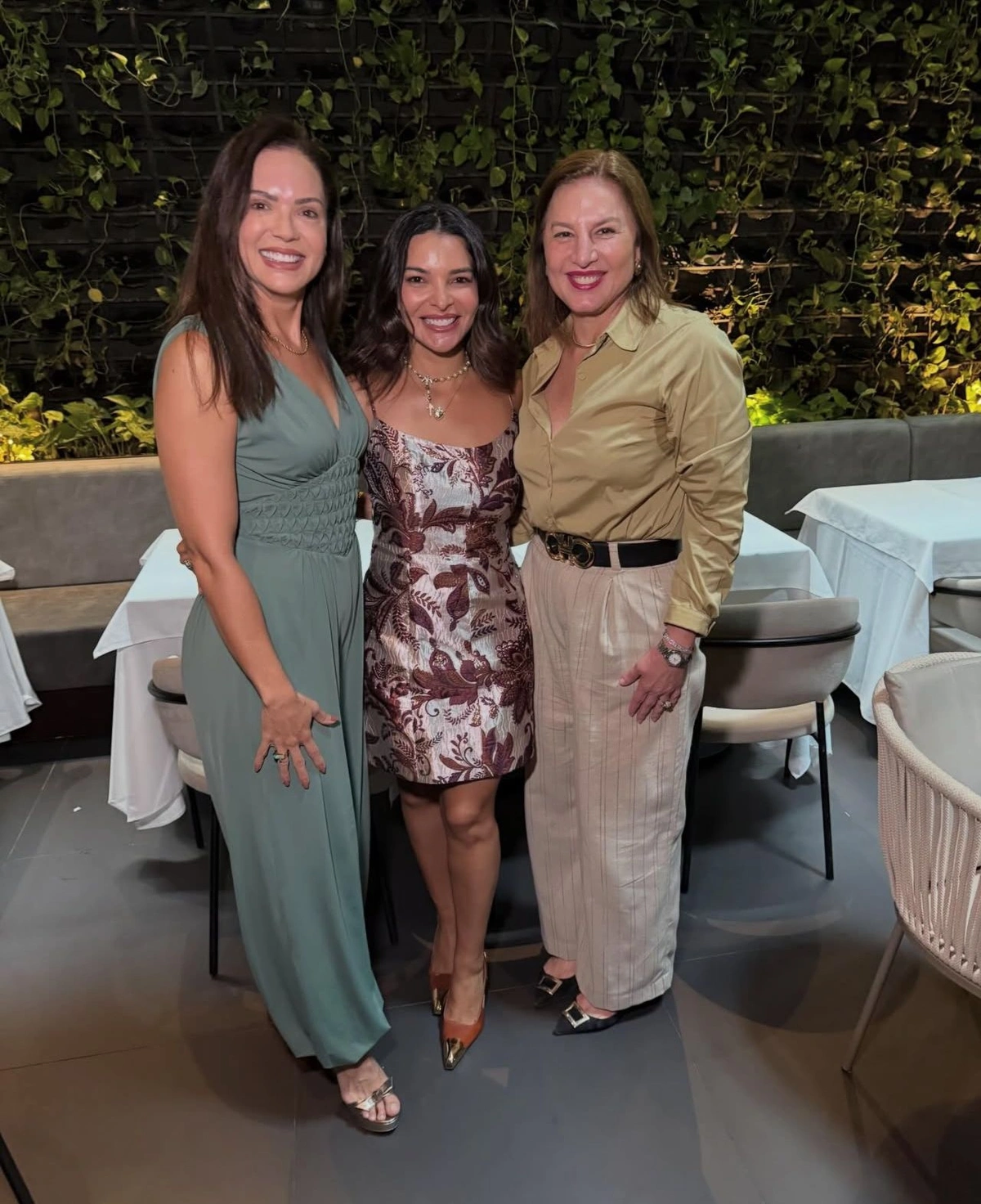 Michelle Alves celebra aniversário com amigas em noite de festa e badalação