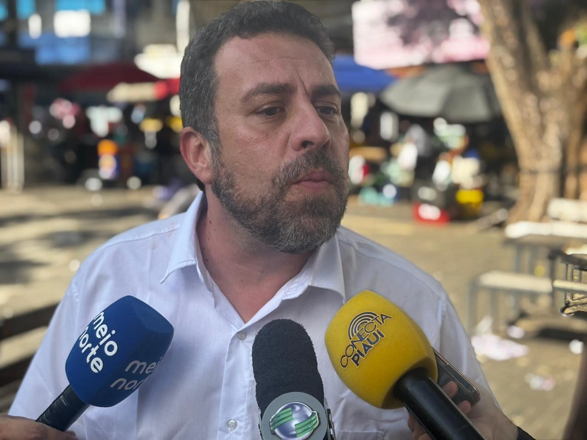 Ministro Boulos participa de debate na rua e defende fim da escala 6x1 em Teresina