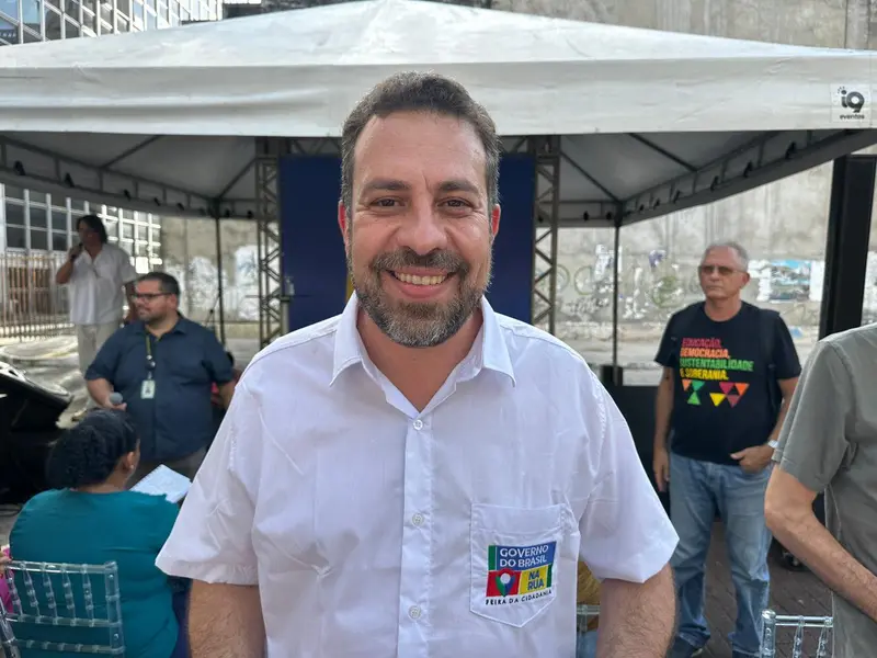 Ministro Boulos participa de debate na rua e defende fim da escala 6x1 em Teresina