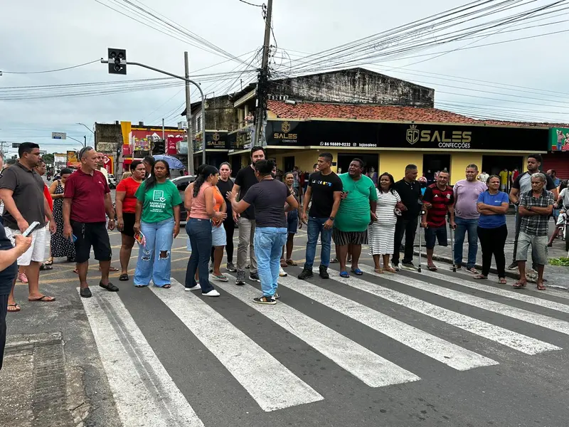 Moradores e comerciantes protestam contra novo trânsito na Rui Barbosa