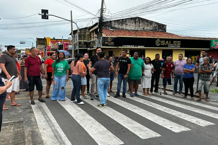 Moradores e comerciantes protestam contra novo trânsito na Rui Barbosa
