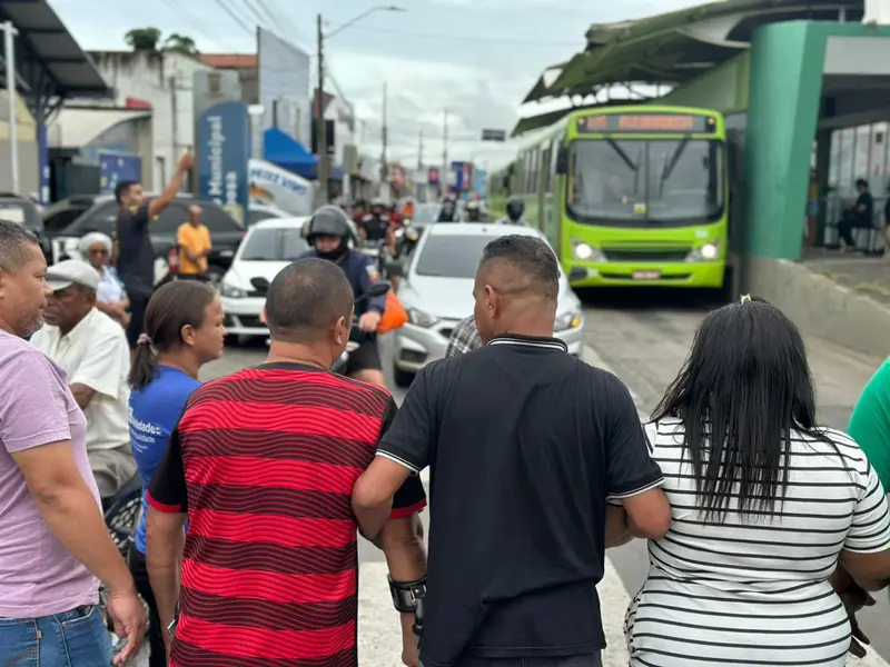 Moradores e comerciantes protestam contra novo trânsito na Rui Barbosa
