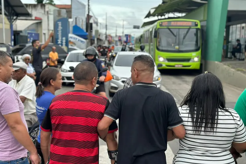Moradores e comerciantes protestam contra novo trânsito na Rui Barbosa