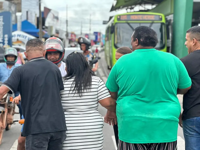 Moradores e comerciantes protestam contra novo trânsito na Rui Barbosa