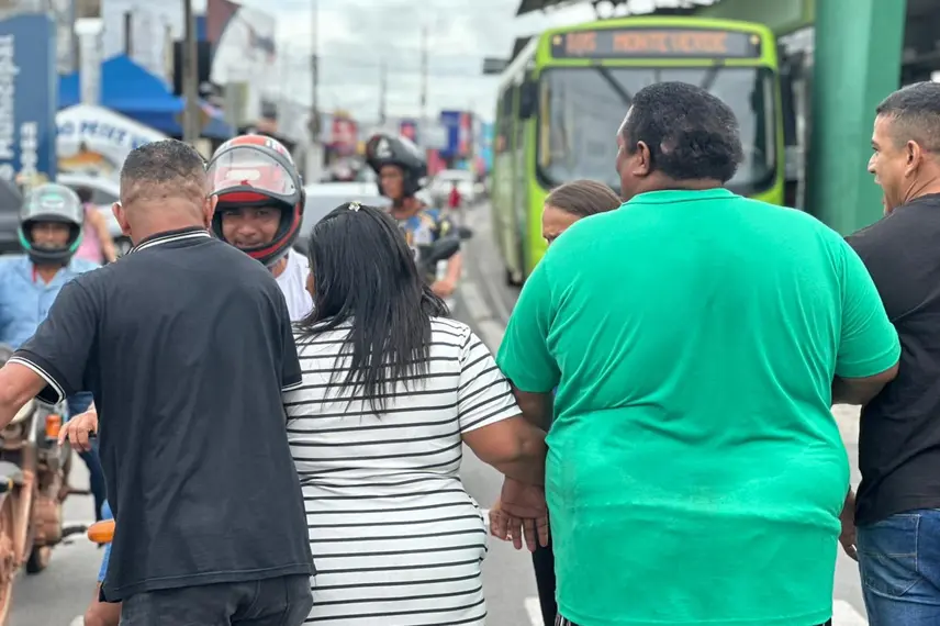 Moradores e comerciantes protestam contra novo trânsito na Rui Barbosa