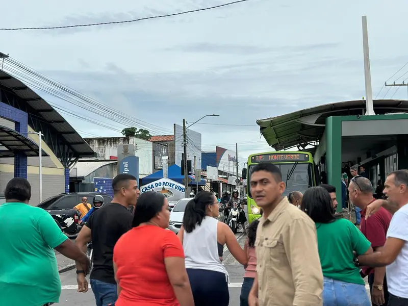 Moradores e comerciantes protestam contra novo trânsito na Rui Barbosa