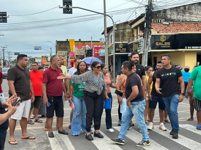 Moradores e comerciantes protestam contra novo trânsito na Rui Barbosa