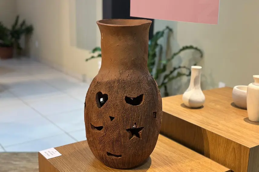 Mostra ‘Mulheres que Inspiram’ celebra artesãs na Central de Artesanato