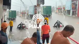 Moto fica subrmersa em rua após fortes chuvas em São Raimundo Nonato (Foto: Conecta Piauí)