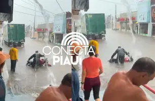 Moto fica subrmersa em rua após fortes chuvas em São Raimundo Nonato (Foto: Conecta Piauí)
