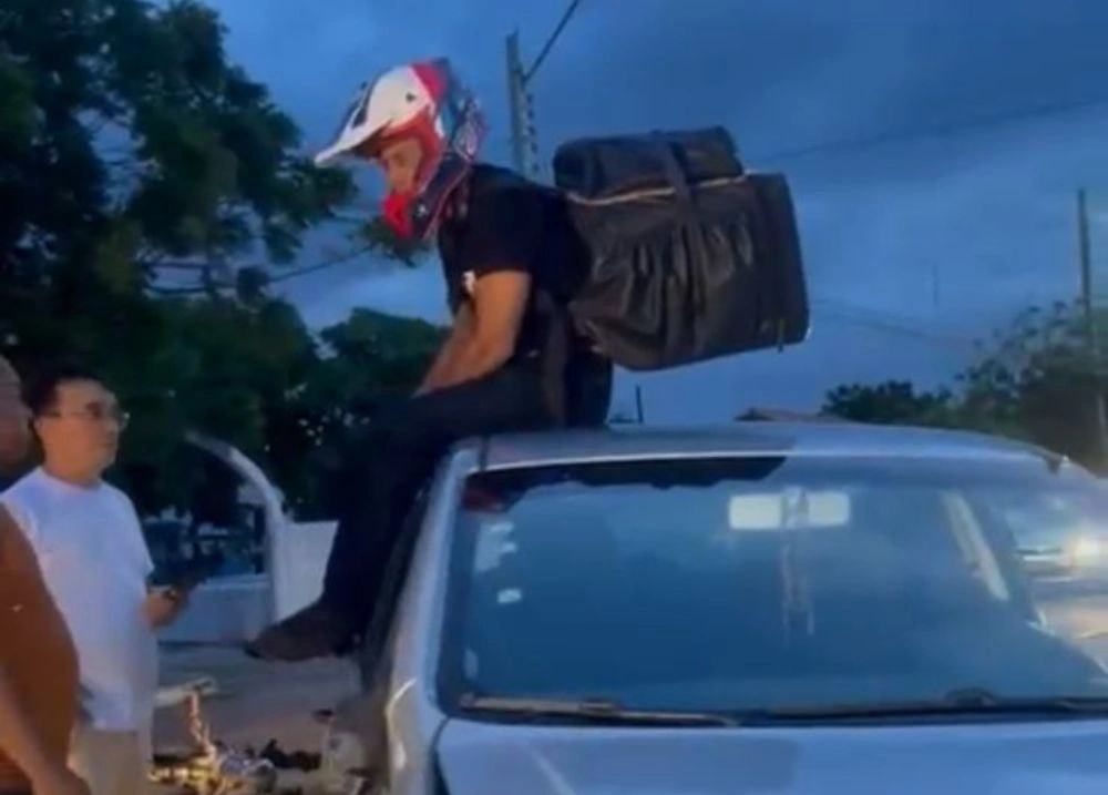 Motociclista vai parar sentado no teto de carro após colisão em Parnaíba