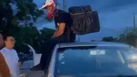 Motociclista vai parar sentado no teto de carro após colisão em Parnaíba (Foto: Reprodução)