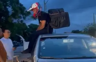 Motociclista vai parar sentado no teto de carro após colisão em Parnaíba (Foto: Reprodução)
