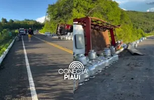 Motorista perde o controle de caminhão carregado de gás em ladeira de Piripiri (Foto: Conecta Piauí)
