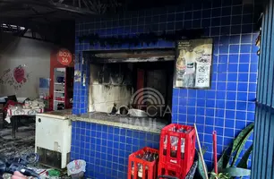 Mulher fica gravemente ferida após incêndio no mercado do São Joaquim, em Teresina (Foto: Kassio Cavalcante / Conecta Piauí)