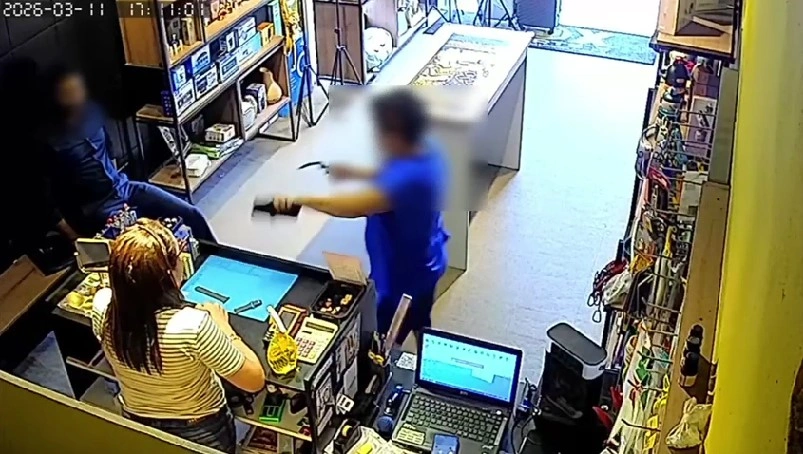 Mulher furta pulseira com pretexto de mostrar à namorada em loja de Parnaíba