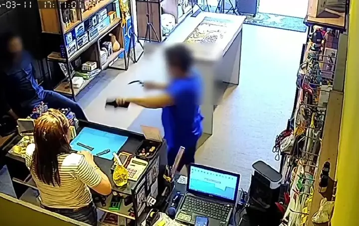 Mulher furta pulseira com pretexto de mostrar à namorada em loja de Parnaíba