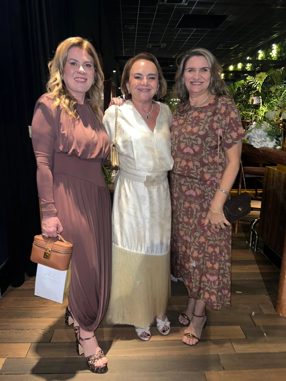 Mulheres elegantes em noite de festa