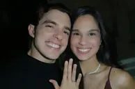 O empresário Rodrigo Pinto e a médica Naila Bucar ficaram noivos durante viagem